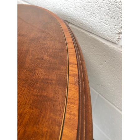 Antiker, ovaler Inlaid-Beistelltisch aus Mahagoni