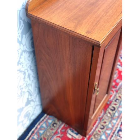 Antiker edwardianischer Nachttischschrank aus Mahagoni