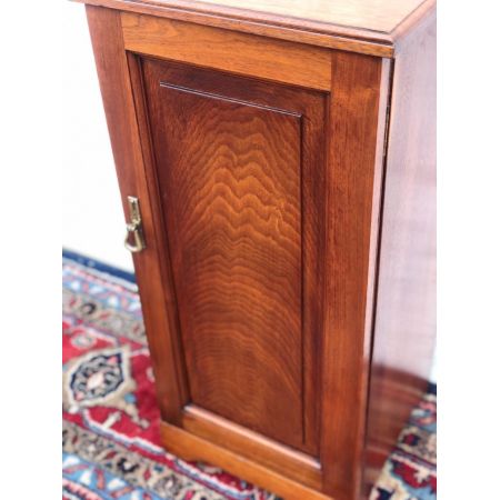 Antiker edwardianischer Nachttischschrank aus Mahagoni