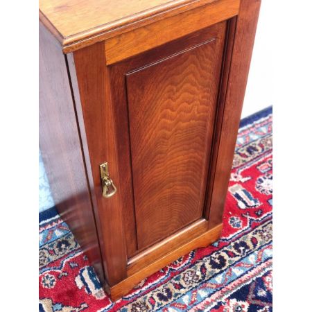 Antiker edwardianischer Nachttischschrank aus Mahagoni