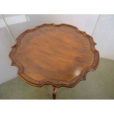 Antiker Wein Tisch aus Mahagoni im Wellenschnitt