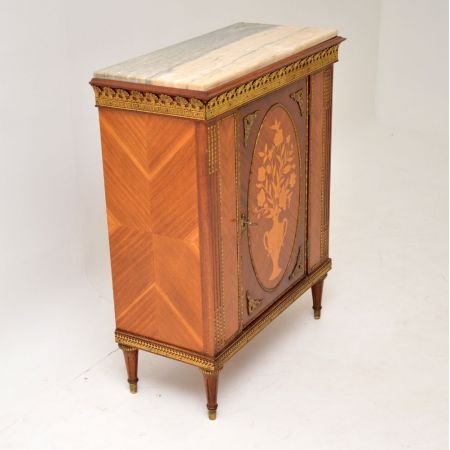 Antike, französische Kommode mit einer Marmorplatte.