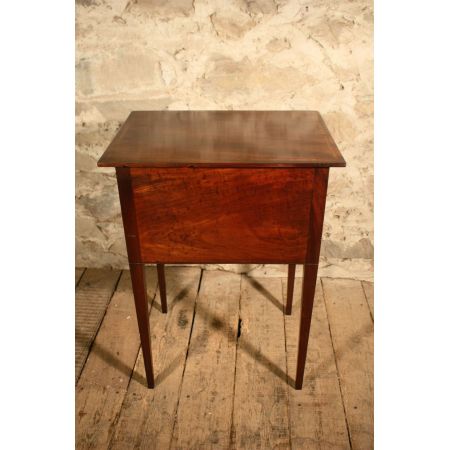 Kleiner Beistelltisch aus Mahagoni