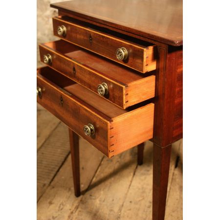 Kleiner Beistelltisch aus Mahagoni