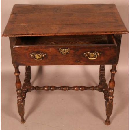 Antiker Beistelltisch aus Eichenholz aus dem 17. Jahrhundert