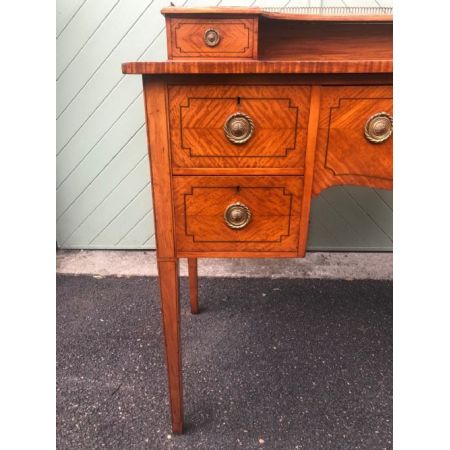 Antiker Schreibtisch aus Inlaid Satinholz von shapland & petter