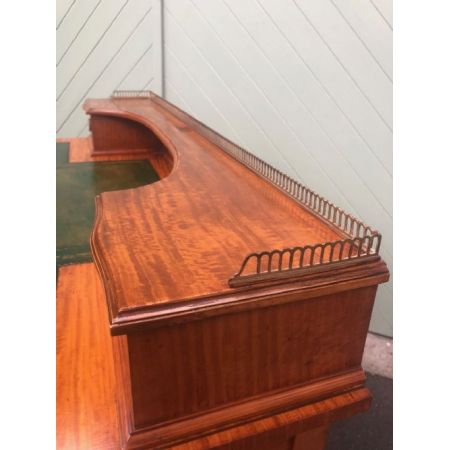 Antiker Schreibtisch aus Inlaid Satinholz von shapland & petter