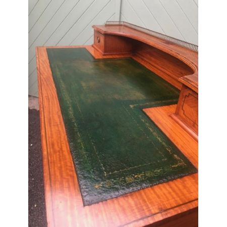 Antiker Schreibtisch aus Inlaid Satinholz von shapland & petter