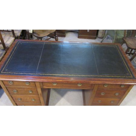 Antiker viktorianischer Kneehole-Schreibtisch aus Mahagoni