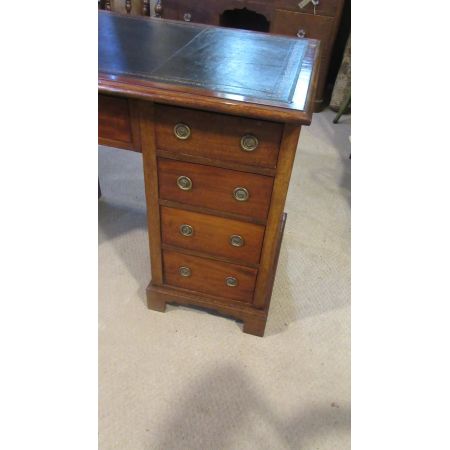 Antiker viktorianischer Kneehole-Schreibtisch aus Mahagoni