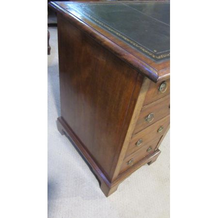 Antiker viktorianischer Kneehole-Schreibtisch aus Mahagoni