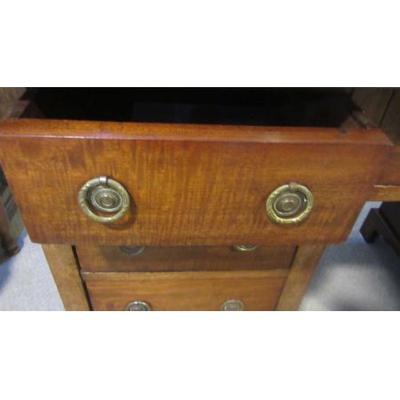 Antiker viktorianischer Kneehole-Schreibtisch aus Mahagoni