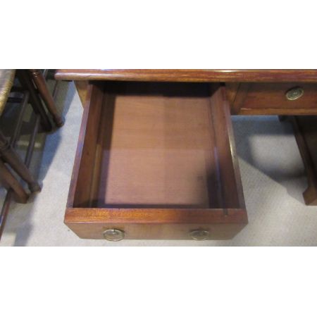 Antiker viktorianischer Kneehole-Schreibtisch aus Mahagoni