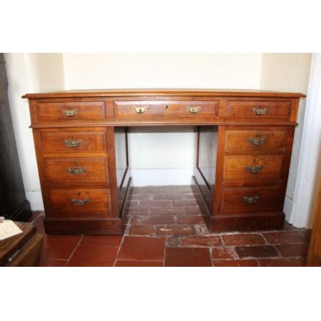 Antiker viktorianischer Nussbaum-Sockelschreibtisch