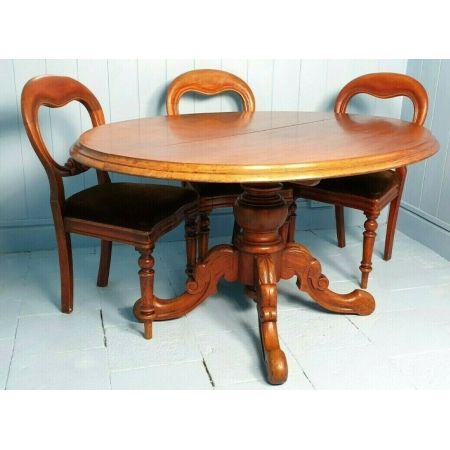 Ovaler Esstisch, mit sechs Stühlen mit Löffelrücken aus Mahagoni aus den 1870er Jahren 