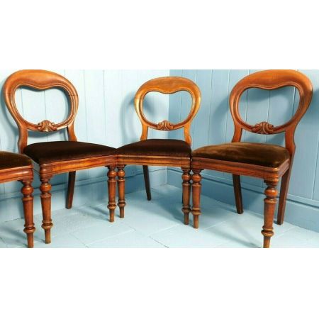 Ovaler Esstisch, mit sechs Stühlen mit Löffelrücken aus Mahagoni aus den 1870er Jahren 