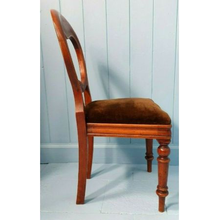 Ovaler Esstisch, mit sechs Stühlen mit Löffelrücken aus Mahagoni aus den 1870er Jahren 