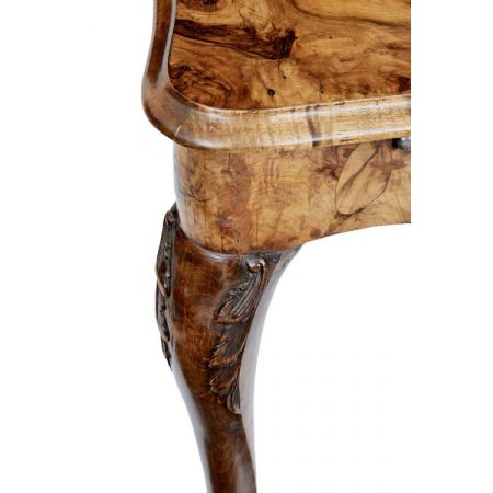 Antiker schwedischer Nussbaum Esstisch mit sechs Stühlen aus dem 19, Jahrhundert