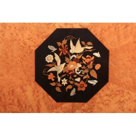  Seltene achteckiger Esstisch mit Intarsien aus Vogelaugenahorn in der Mitte