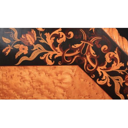  Seltene achteckiger Esstisch mit Intarsien aus Vogelaugenahorn in der Mitte