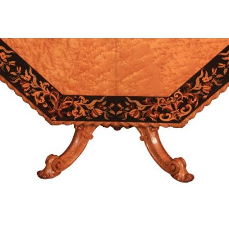  Seltene achteckiger Esstisch mit Intarsien aus Vogelaugenahorn in der Mitte