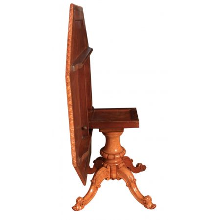  Seltene achteckiger Esstisch mit Intarsien aus Vogelaugenahorn in der Mitte