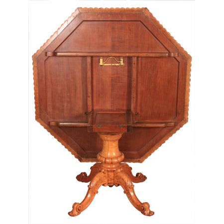 Seltene achteckiger Esstisch mit Intarsien aus Vogelaugenahorn in der Mitte