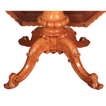  Seltene achteckiger Esstisch mit Intarsien aus Vogelaugenahorn in der Mitte