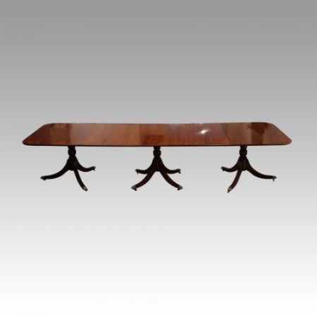 Antiker Mahagoni Esstisch mit 3 Säulen im Regentschaftsstil