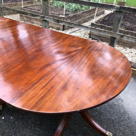 Antiker  Esstisch mit drei Säulen aus Mahagoni