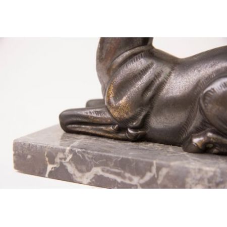 Antiker Art-Deco-Hirsch auf einem Marmorständer