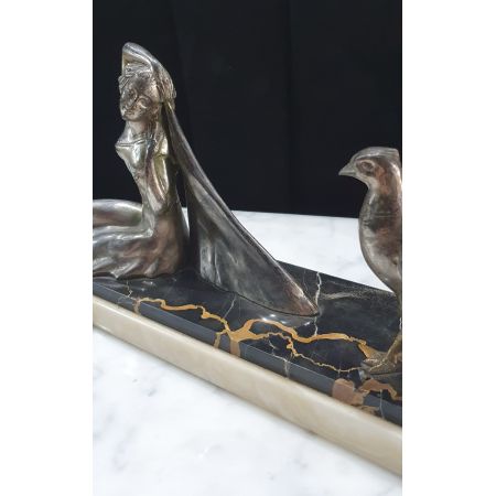 Französische Art-Deco-Skulptur auf Portoro-Marmor & Onyx-Sockel