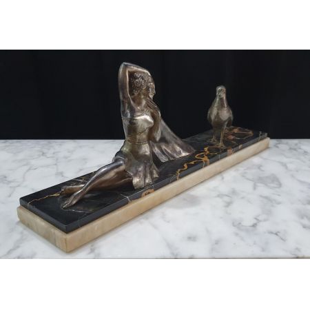 Französische Art-Deco-Skulptur auf Portoro-Marmor & Onyx-Sockel