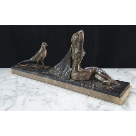 Französische Art-Deco-Skulptur auf Portoro-Marmor & Onyx-Sockel