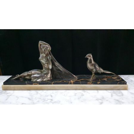 Französische Art-Deco-Skulptur auf Portoro-Marmor & Onyx-Sockel