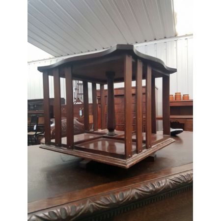 Antikes kleines drehbares Bücherregal