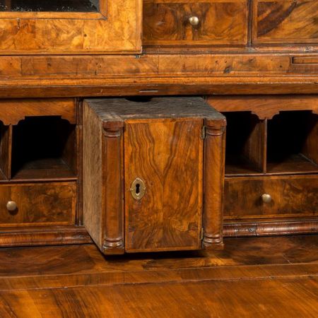 Antiker Englischer Bücherschrank aus massivem Maser- und Wurzelnussholz