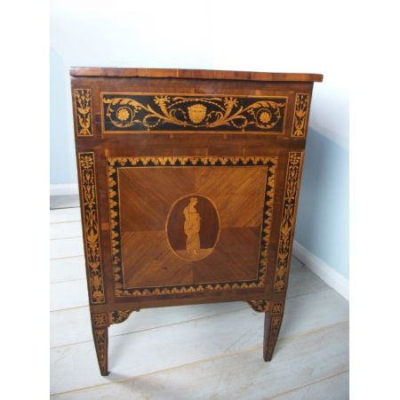 Premium! Italienische Kommode mit Intarsien aus Nussbaumholz Massivholz 18. Jh antik