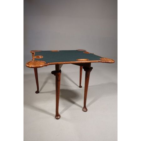 Premium! Antiker Spieltisch aus Nussbaumholz Massivholz 1720