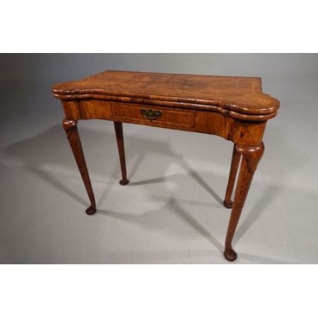 Premium! Antiker Spieltisch aus Nussbaumholz Massivholz 1720