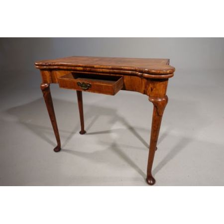 Premium! Antiker Spieltisch aus Nussbaumholz Massivholz 1720