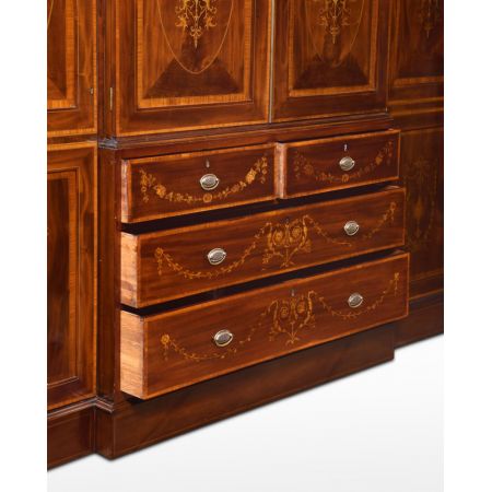 Premium! Antike Inlaid-Breakfront-Garderobe aus Mahagoni im Sheraton Revival Stil