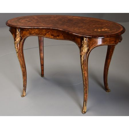 Premium! Hochwertiger, nierenförmiger Tisch aus Walnuss und Intarsien aus der Mitte des 19. Jahrhunderts 