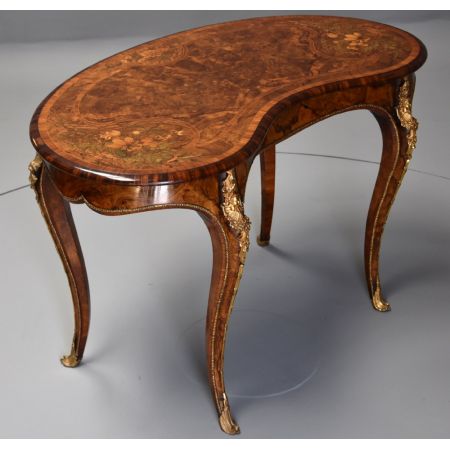 Premium! Hochwertiger, nierenförmiger Tisch aus Walnuss und Intarsien aus der Mitte des 19. Jahrhunderts 