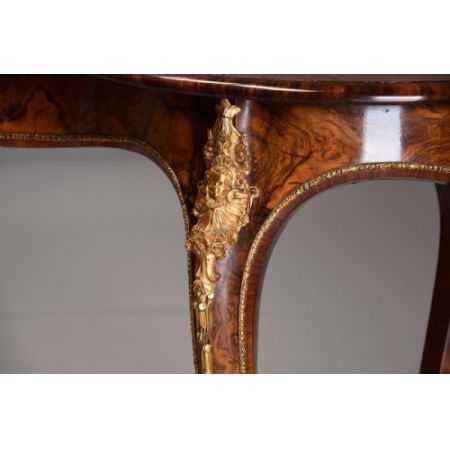 Premium! Hochwertiger, nierenförmiger Tisch aus Walnuss und Intarsien aus der Mitte des 19. Jahrhunderts 