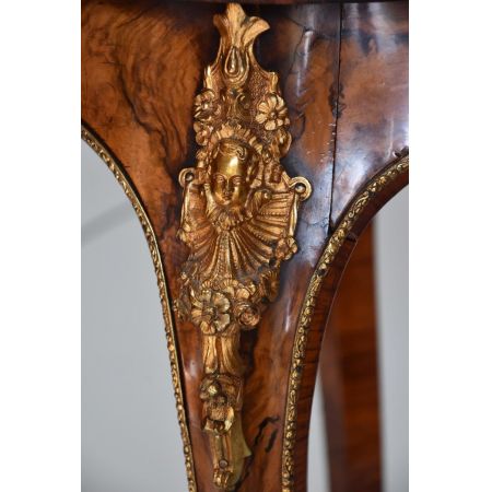 Premium! Hochwertiger, nierenförmiger Tisch aus Walnuss und Intarsien aus der Mitte des 19. Jahrhunderts 