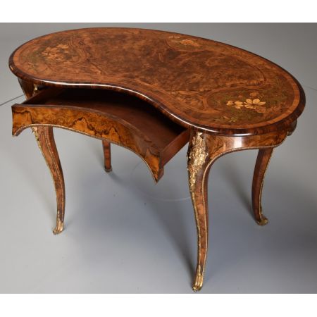 Premium! Hochwertiger, nierenförmiger Tisch aus Walnuss und Intarsien aus der Mitte des 19. Jahrhunderts 