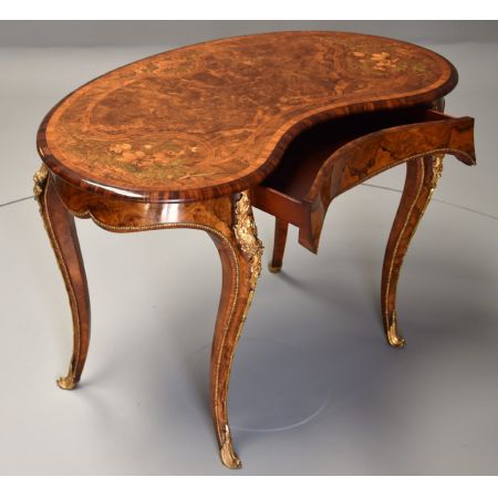 Premium! Hochwertiger, nierenförmiger Tisch aus Walnuss und Intarsien aus der Mitte des 19. Jahrhunderts 