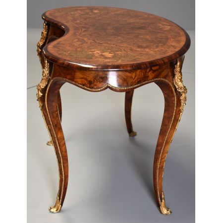 Premium! Hochwertiger, nierenförmiger Tisch aus Walnuss und Intarsien aus der Mitte des 19. Jahrhunderts 