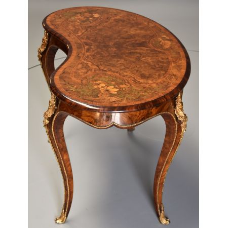 Premium! Hochwertiger, nierenförmiger Tisch aus Walnuss und Intarsien aus der Mitte des 19. Jahrhunderts 